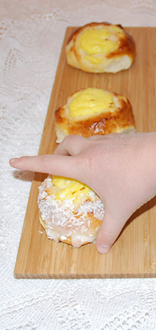 Skoleboller etter oppskrift fra Baker Brun Ingredienser: 6 dl Melk 150 g Smør 1 pk Gjær 1 kg Hvetemel 1½ dl Sukker 1 Egg 1 porsjon Vaniljekrem