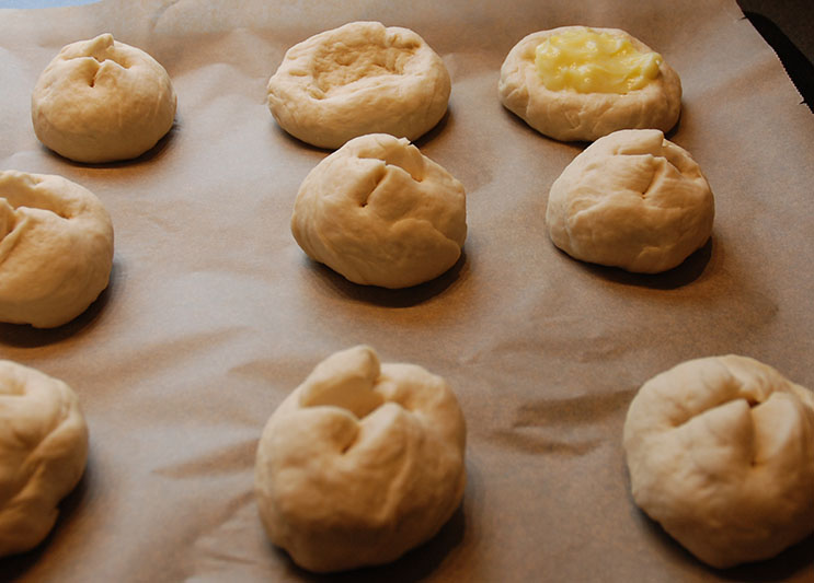 Skoleboller etter oppskrift fra Baker Brun Ingredienser: 6 dl Melk 150 g Smør 1 pk Gjær 1 kg Hvetemel 1½ dl Sukker 1 Egg 1 porsjon Vaniljekrem