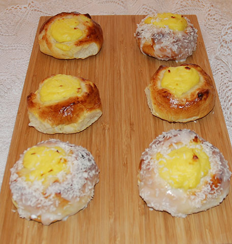 Skoleboller etter oppskrift fra Baker Brun Ingredienser: 6 dl Melk 150 g Smør 1 pk Gjær 1 kg Hvetemel 1½ dl Sukker 1 Egg 1 porsjon Vaniljekrem