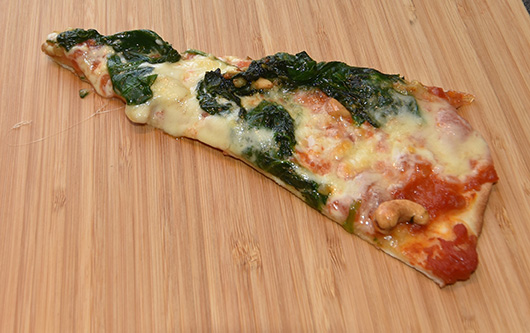 Spinatpizza Ingredienser - Fyll 1 bx Tomater (hermetiske) 4 fedd Hvitløk (finhakket) 5 ss Olivenolje Basilikum (blader) Cashewnøtter 2 pk Spinat (fersk) 2 Mozzarella (skivet) 6 ss Parmesan (revet) 1 ss Olivenolje (valgfritt)