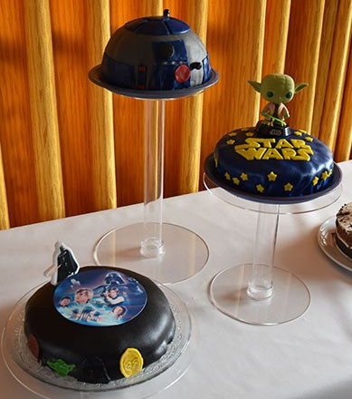 Tre Star Wars- kaker: R2-D2 Star Wars logo med Joda Darth vader