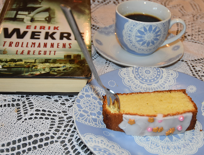 Wekre, Eirik (2012) «Trollmannens læregutt», Gyldendal  og Sitronformkake etter oppskrift fra Baker Brun Ingredienser: 2 dl 	Sukker 180 g	Smør  3	Egg 3,6 dl 	Hvetemel  1½ ts 	Bakepulver 1 ts	Vaniljesukker 1	Sitron (revet skall) 	Sitronsaft ( ca. ½ dl ) 