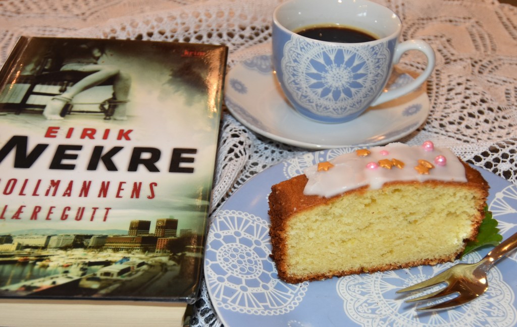 Wekre, Eirik (2012) «Trollmannens læregutt», Gyldendal og Sitronformkake etter oppskrift fra Baker Brun Ingredienser: 2 dl Sukker 180 g Smør 3 Egg 3,6 dl Hvetemel 1½ ts Bakepulver 1 ts Vaniljesukker 1 Sitron (revet skall) Sitronsaft ( ca. ½ dl )