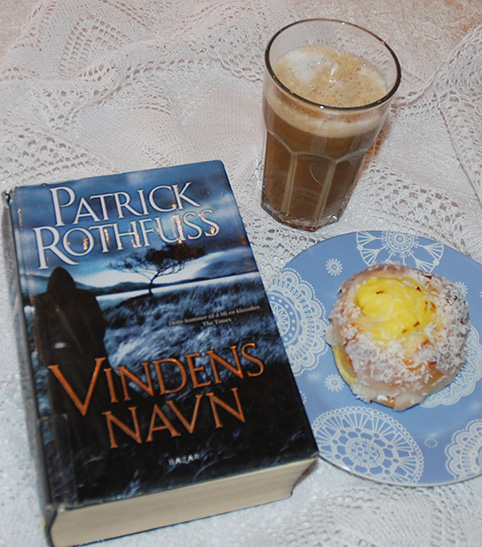 Rothfuss, Patrick (2007), Vindens navn. Bazar og skolebolle etter oppskrift fra Baker Brun