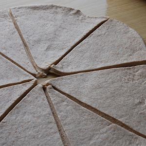 Grovere horn  Ingredienser 6 dl 	Melk  1 pk	Gjær 700 g	Hvetemel 200 g	Sammalt hvete (fin) 4 ss	Smeltet smør 2 ts 	Salt  2 ss	Sukker