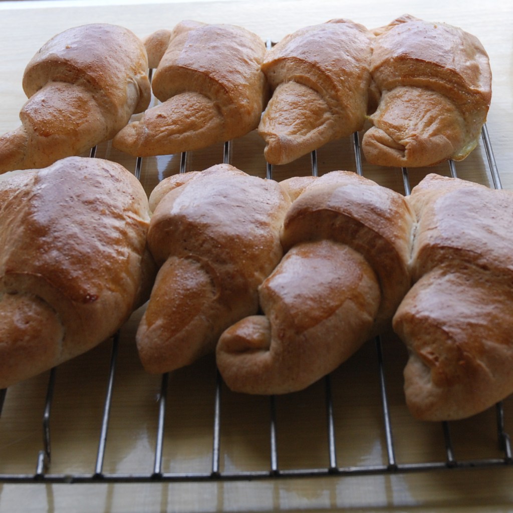 Grovere horn Ingredienser 6 dl Melk 1 pk Gjær 700 g Hvetemel 200 g Sammalt hvete (fin) 4 ss Smeltet smør 2 ts Salt 2 ss Sukker