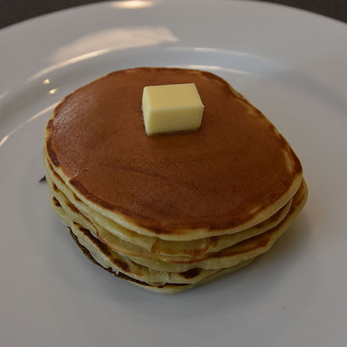 amerikanske pannekake  Ingredienser   50 g	Smør 2½ dl	Melk 2	Egg 3 dl 	Hvetemel 2 ts	Bakepulver ½ ts	Salt 1 ss	Sukker