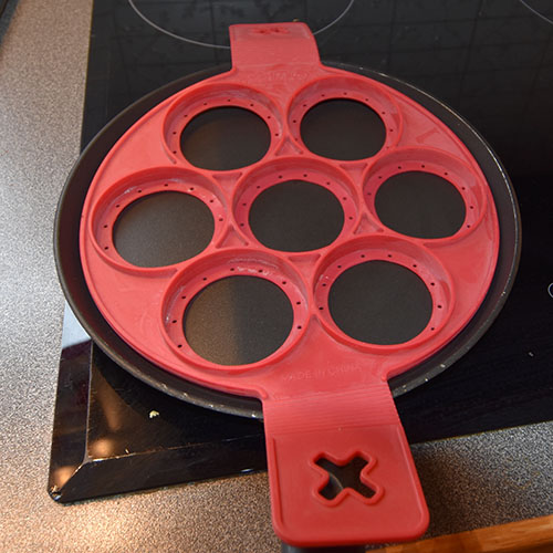 amerikanske pannekake Ingredienser 50 g Smør 2½ dl Melk 2 Egg 3 dl Hvetemel 2 ts Bakepulver ½ ts Salt 1 ss Sukker