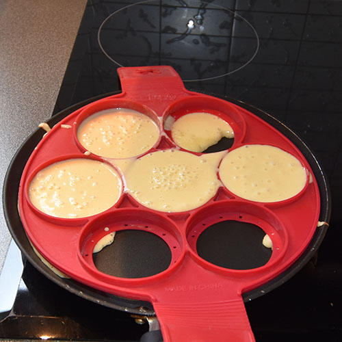 amerikanske pannekake Ingredienser 50 g Smør 2½ dl Melk 2 Egg 3 dl Hvetemel 2 ts Bakepulver ½ ts Salt 1 ss Sukker