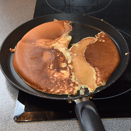 amerikanske pannekake Ingredienser 50 g Smør 2½ dl Melk 2 Egg 3 dl Hvetemel 2 ts Bakepulver ½ ts Salt 1 ss Sukker