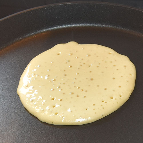 amerikanske pannekake Ingredienser 50 g Smør 2½ dl Melk 2 Egg 3 dl Hvetemel 2 ts Bakepulver ½ ts Salt 1 ss Sukker