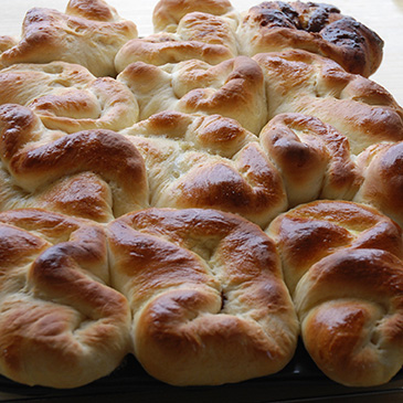 Franske boller etter oppskrift fra Baker Brun (2018), "Våre beste oppskrifter. 125 år med tradisjonsbakst". (side 50-51)  Ingredienser: 3 dl 	Melk 1 pk	Gjær 550 g 	Hvetemel  75 g	Sukker 1 ts	Salt 2	Egg 75 g	Smør (romtemperert) 	Egg til pensling