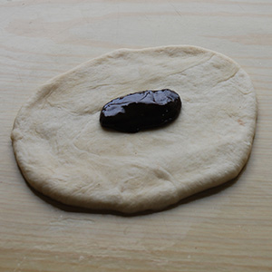 Franske boller etter oppskrift fra Baker Brun (2018), "Våre beste oppskrifter. 125 år med tradisjonsbakst". (side 50-51) Ingredienser: 3 dl Melk 1 pk Gjær 550 g Hvetemel 75 g Sukker 1 ts Salt 2 Egg 75 g Smør (romtemperert) Egg til pensling