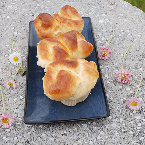 Franske boller etter oppskrift fra Baker Brun (2018), "Våre beste oppskrifter. 125 år med tradisjonsbakst". (side 50-51)  Ingredienser: 3 dl 	Melk 1 pk	Gjær 550 g 	Hvetemel  75 g	Sukker 1 ts	Salt 2	Egg 75 g	Smør (romtemperert) 	Egg til penslingFranske boller etter oppskrift fra Baker Brun (2018), "Våre beste oppskrifter. 125 år med tradisjonsbakst". (side 50-51) Ingredienser: 3 dl Melk 1 pk Gjær 550 g Hvetemel 75 g Sukker 1 ts Salt 2 Egg 75 g Smør (romtemperert) Egg til pensling