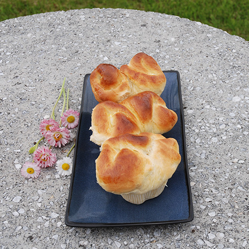 Franske boller etter oppskrift fra Baker Brun (2018), "Våre beste oppskrifter. 125 år med tradisjonsbakst". (side 50-51) Ingredienser: 3 dl Melk 1 pk Gjær 550 g Hvetemel 75 g Sukker 1 ts Salt 2 Egg 75 g Smør (romtemperert) Egg til pensling