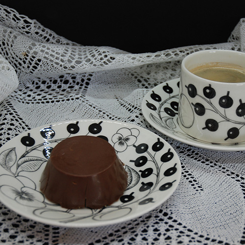 Suksessmakroner (etter oppskrift fra Baker Brun) Ingredienser:  Topping: 200 g 	Kokesjokolade 15	Muffinsformer  Suksesskrem:   1 dl	Kremfløte  125 g 	Sukker  4 	Eggeplommer 1	Vaniljestang (2 ts vaniljesukker) 150 g 	Smør (ekte)  Mandelbunn:  500 g 	Mandler 500 g 	Sukker   7	Eggehviter