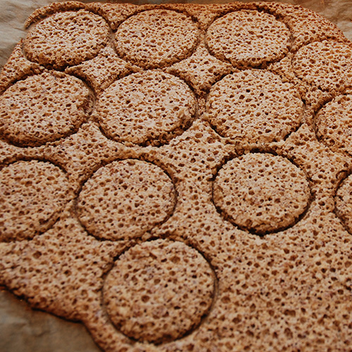 Suksessmakroner (etter oppskrift fra Baker Brun) Ingredienser: Topping: 200 g Kokesjokolade 15 Muffinsformer Suksesskrem: 1 dl Kremfløte 125 g Sukker 4 Eggeplommer 1 Vaniljestang (2 ts vaniljesukker) 150 g Smør (ekte) Mandelbunn: 500 g Mandler 500 g Sukker 7 Eggehviter