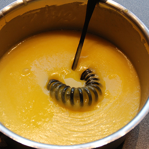 Suksessmakroner (etter oppskrift fra Baker Brun) Ingredienser: Topping: 200 g Kokesjokolade 15 Muffinsformer Suksesskrem: 1 dl Kremfløte 125 g Sukker 4 Eggeplommer 1 Vaniljestang (2 ts vaniljesukker) 150 g Smør (ekte) Mandelbunn: 500 g Mandler 500 g Sukker 7 Eggehviter