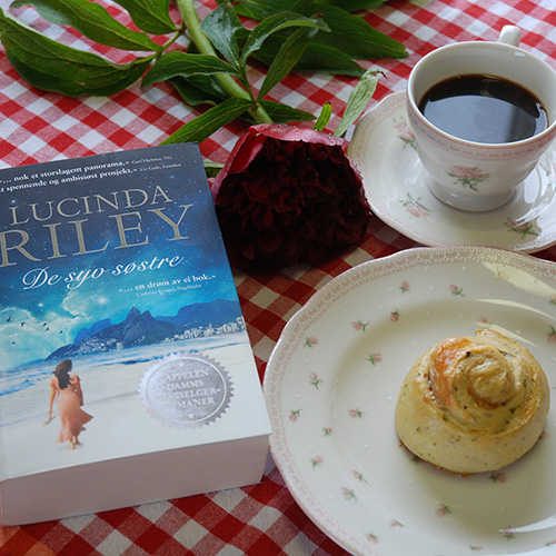 Riley, Lucinda, (2016) «De syv søstre», Cappelen Damms, og Snurrer med ost, persille, purre og skinke Ingredienser 3 ½ dl Vann 1 pk Gjær Ca. 600 g Hvetemel 150 g Hvitost (revet) ½ bunt Persille (hakket) ¼ - ½ Purre (hakket) 1 ts Salt 2 ts Sukker Fyll: 150 g Ost (revet) 150 g Skinke