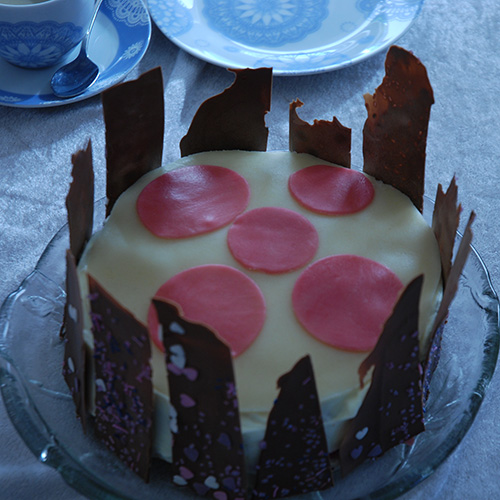 Favorittkake Ingredienser: Bunn (Favorittkake) 2 Egg 180 g Sukker 125 g Hvetemel 1 ½ ts Bakepulver 2 ts Vaniljesukker 1 dl Kokende vann