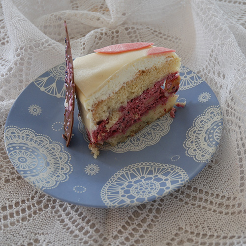 Favorittkake Ingredienser:  Bunn (Favorittkake)  2	Egg 180 g	Sukker 125 g	Hvetemel 1 ½ ts	Bakepulver 2 ts	Vaniljesukker 1 dl  	Kokende vann