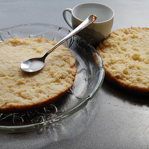 Favorittkake Ingredienser: Bunn (Favorittkake) 2 Egg 180 g Sukker 125 g Hvetemel 1 ½ ts Bakepulver 2 ts Vaniljesukker 1 dl Kokende vann