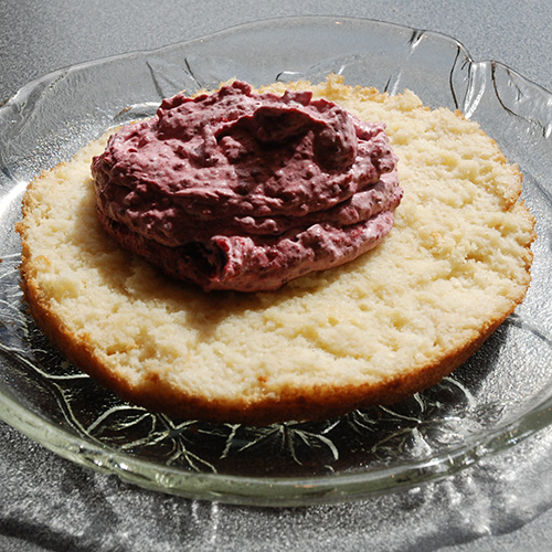 Favorittkake Ingredienser: Bunn (Favorittkake) 2 Egg 180 g Sukker 125 g Hvetemel 1 ½ ts Bakepulver 2 ts Vaniljesukker 1 dl Kokende vann