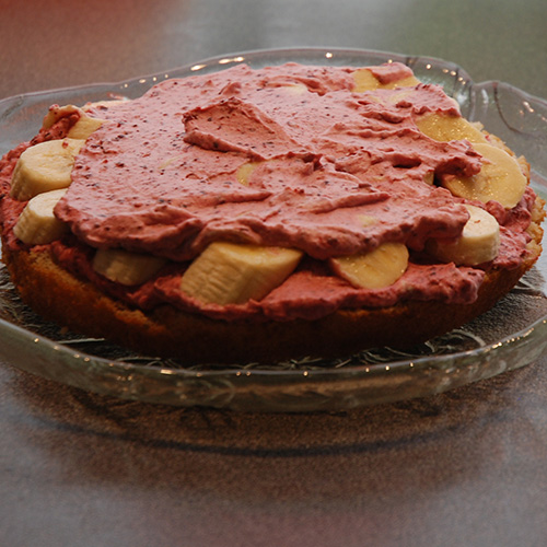 Favorittkake Ingredienser: Bunn (Favorittkake) 2 Egg 180 g Sukker 125 g Hvetemel 1 ½ ts Bakepulver 2 ts Vaniljesukker 1 dl Kokende vann