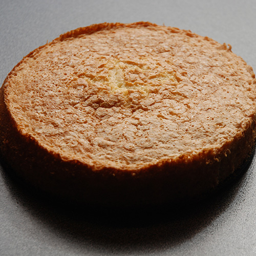 Favorittkake Ingredienser: Bunn (Favorittkake) 2 Egg 180 g Sukker 125 g Hvetemel 1 ½ ts Bakepulver 2 ts Vaniljesukker 1 dl Kokende vann