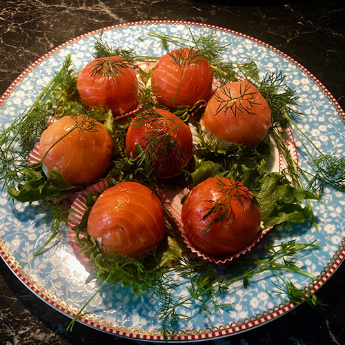 Laksekuler med crabsticks og philadelphia Ingredienser 100 g Røkelaks (skivet) 1 bx Philadelphia (naturell) 1 bunt Dill 2 Egg (hardkokt) 6 stk Crabsticks 6 Små likørglass (eller eggeglass, espressokopper)