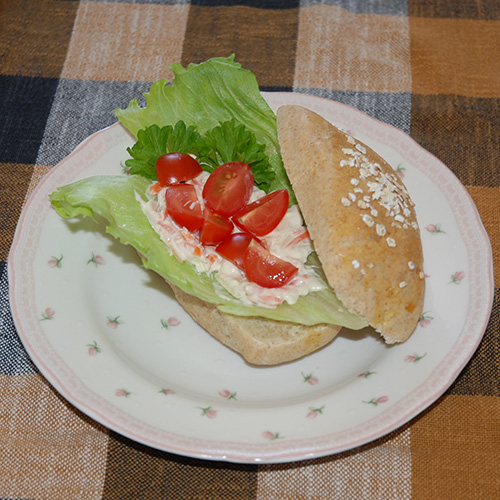 Frokostrundstykker Ingredienser: 8 dl Hvetemel (jeg brukte nesten 10) 50 g Smør 1 pk Gjær 1 ts Sukker 1 ts Salt 2 dl Vann 2 dl Melk Egg, Valmuefrø