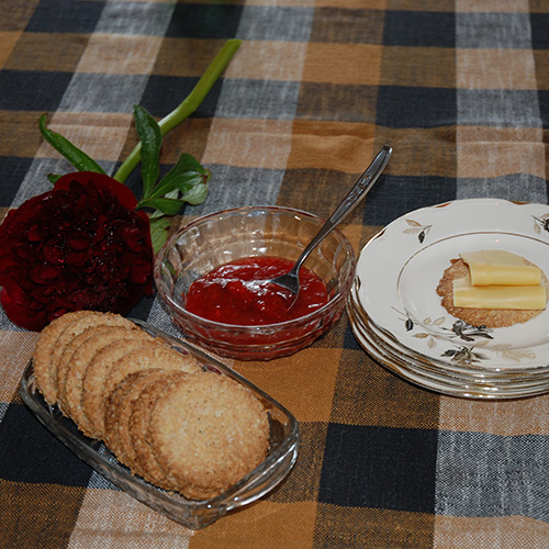 Sprø Havrekjeks: Ingredienser 100 g Margarin 2 ss Sukker 3 dl Havregryn 1 ts Bakepulver ½ dl Melk 2 dl Hvetemel