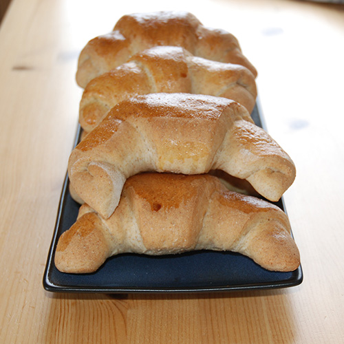 Grovere horn Ingredienser 6 dl Melk 1 pk Gjær 700 g Hvetemel 200 g Sammalt hvete (fin) 4 ss Smeltet smør 2 ts Salt 2 ss Sukker