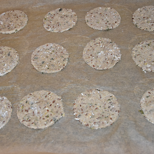 Hverdagsknekkebrød (grove) Ingredienser: 350 g Hvetemel 150 g Rug (grov) 2 ts Salt 3 ¼ dl Vann 50 g Surdeig 60 g Linfrø 60 g Sesamfrø 60 g Solsikkefrø 60 g Havregryn