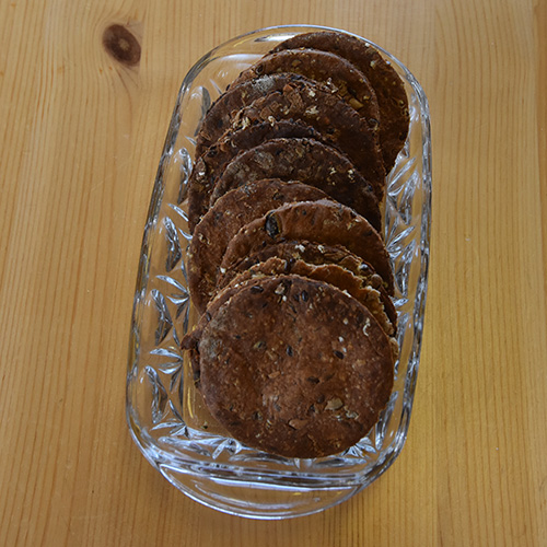 Hverdagsknekkebrød (grove) Ingredienser: 350 g Hvetemel 150 g Rug (grov) 2 ts Salt 3 ¼ dl Vann 50 g Surdeig 60 g Linfrø 60 g Sesamfrø 60 g Solsikkefrø 60 g Havregryn