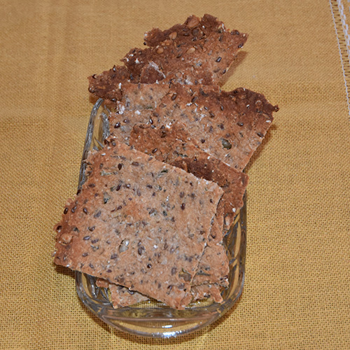 Hverdagsknekkebrød (grove) Ingredienser: 350 g Hvetemel 150 g Rug (grov) 2 ts Salt 3 ¼ dl Vann 50 g Surdeig 60 g Linfrø 60 g Sesamfrø 60 g Solsikkefrø 60 g Havregryn