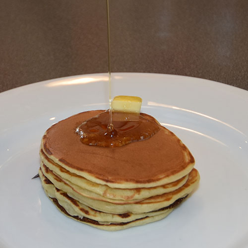 amerikanske pannekake  Ingredienser   50 g	Smør 2½ dl	Melk 2	Egg 3 dl 	Hvetemel 2 ts	Bakepulver ½ ts	Salt 1 ss	Sukker