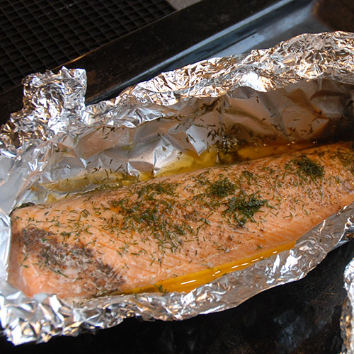 Laks med dill stekt i ovn  Ingredienser  1	Lakseside  2-3 ss	Smør  	Salt, pepper 	Dill 