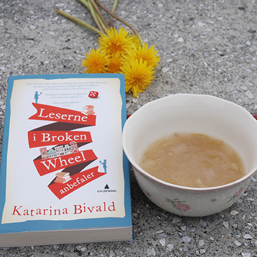 Bivald, Katarina (2014) «Leserne i Broken Wheel anbefaler», Gyldendal og Rabarbragrøt Ingredienser 400 g Rabarbra (ferdig renset) 7 ½ dl Vann 1 – 1 ½ dl Sukker 2 ss Potetmel ½ dl Kaldt vann