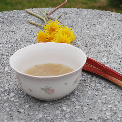 Rabarbragrøt  Ingredienser:  400 g	Rabarbra (ferdig renset) 7 ½  dl	Vann 1 – 1 ½ dl	Sukker     2 ss	Potetmel   ½ dl	Kaldt vann