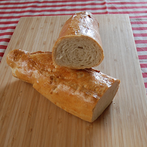"Baguette" - kanskje Ingredienser 3 ss Smør (smeltet) 2 dl Vann (lunken) ½ pk Gjær 350 g Hvetemel 1 ts Salt 1 Eggehvite (pensling)