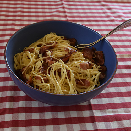 Pasta Carbonara Ingredienser  200 g	Bacon (skivet) 4 	Eggeplommer 1 - 1½ dl	Fløte  ½ - 1 dl	Parmesan (revet) 	Pepper (nykvernet) 400 g	Spagetti