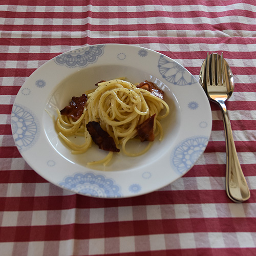 Pasta Carbonara Ingredienser 200 g Bacon (skivet) 4 Eggeplommer 1 - 1½ dl Fløte ½ - 1 dl Parmesan (revet) Pepper (nykvernet) 400 g Spagetti