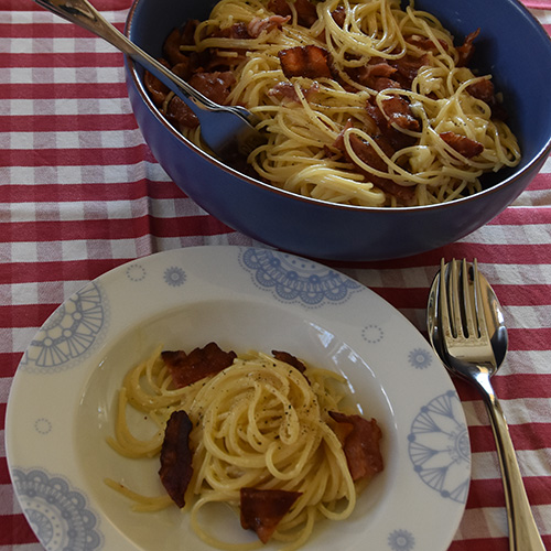 Pasta Carbonara Ingredienser  200 g	Bacon (skivet) 4 	Eggeplommer 1 - 1½ dl	Fløte  ½ - 1 dl	Parmesan (revet) 	Pepper (nykvernet) 400 g	Spagetti