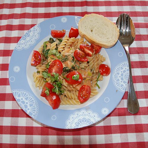 Kremet pastasaus med spinat og cherrytomater Ingredienser: 1 ss Olje 1 ss Smør 1 Løk ½ Purre 3 fedd Hvitløk ½ bx Tomater (hermetiske) 1 ts Buljongpulver 1 ss Persille (hakket) 1 ts Paprikapulver 2 dl Matfløte 400 - 500 g Spinat 400 Pasta skruer 100 g Cherry tomater (delt i 4) 100 g Ost Salt, pepper Basilikum (Hakket)