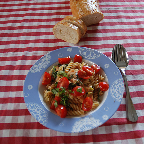 Kremet pastasaus med spinat og cherrytomater Ingredienser: 1 ss Olje 1 ss Smør 1 Løk ½ Purre 3 fedd Hvitløk ½ bx Tomater (hermetiske) 1 ts Buljongpulver 1 ss Persille (hakket) 1 ts Paprikapulver 2 dl Matfløte 400 - 500 g Spinat 400 Pasta skruer 100 g Cherry tomater (delt i 4) 100 g Ost Salt, pepper Basilikum (Hakket)