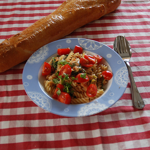 Kremet pastasaus med spinat og cherrytomater  Ingredienser: 1 ss 	Olje  1 ss 	Smør  1 	Løk  ½ 	Purre  3 fedd 	Hvitløk  ½ bx 	Tomater (hermetiske)  1 ts 	Buljongpulver 1 ss 	Persille (hakket)  1 ts 	Paprikapulver  2 dl 	Matfløte 400 - 500 g 	Spinat  400	Pasta skruer 100 g 	Cherry tomater (delt i 4)  100 g	Ost   	Salt, pepper    	Basilikum (Hakket)