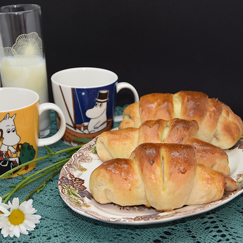 Pølsehorn Ingredienser 1 porsjon Horn (trykk her for oppskrift) 6-8 Pølser 32 skiver Hvitost