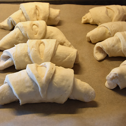 Pølsehorn  Ingredienser  1 porsjon	Horn (trykk her for oppskrift) 6-8	Pølser 32 skiver	Hvitost