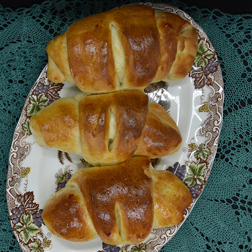 Tips! Du kan strø revet ost over hornene før de stekes så blir de litt mer dekorative.